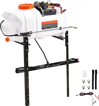 Zahradní postřikovač pro  ATV, traktůrek,  60 l/15,9 gal, 12 V čerpadlo, nastavitelný výložník, průtok 1,9 GPM, nastavitelný tlak 0 - 72 PSI, 6,1 m hadice, VEVOK022 | bílý 